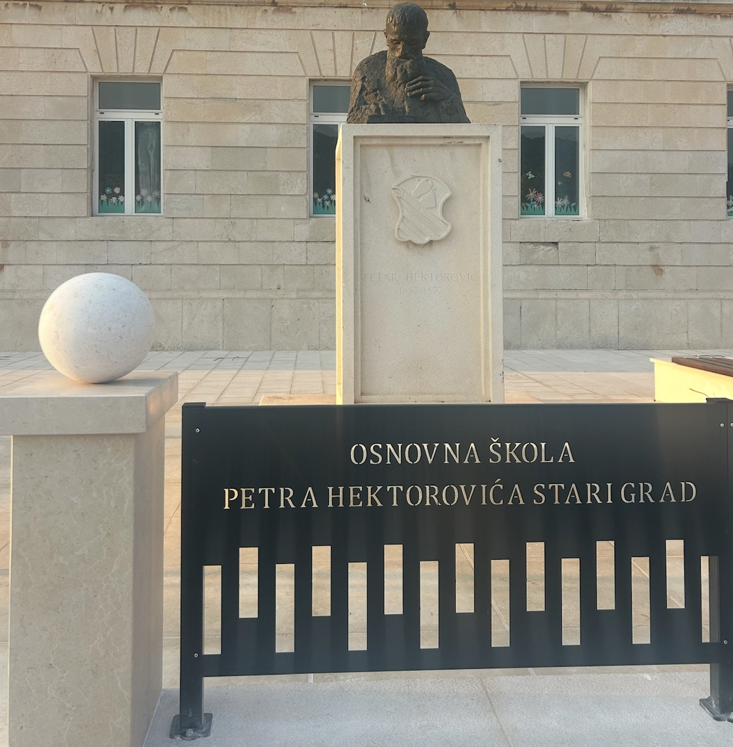 GRAD STARI GRAD - Uređenje javne površine oko Osnovne škole Petar Hektorović