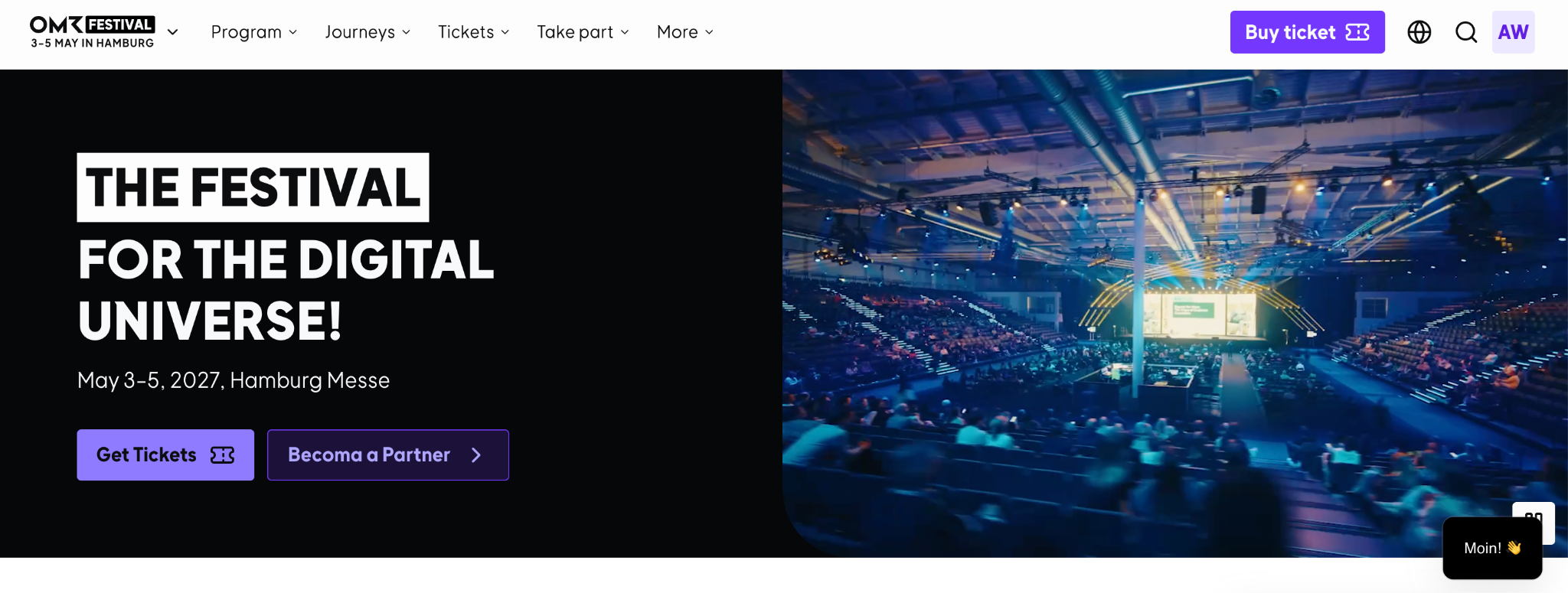 Screenshot der Website des OMR Festivals. Links auf schwarzem Hintergrund steht in großen weißen Buchstaben „THE FESTIVAL FOR THE DIGITAL UNIVERSE!“, darunter das Datum „May 3–5, 2027, Hamburg Messe“ sowie Buttons für Tickets und Partnerschaften. Rechts zeigt ein Foto eine hell erleuchtete, vollbesetzte Messehalle während einer Keynote. Am oberen Rand befindet sich die Navigationsleiste mit dem OMR-Logo und einem lilafarbenen „Buy ticket“-Button.
