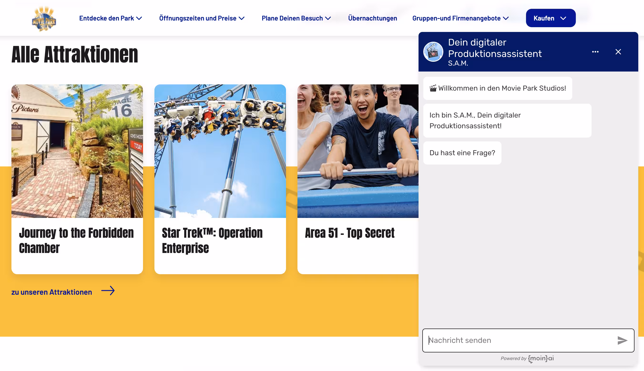 Screenshot der „Alle Attraktionen“-Webseite des Movie Parks mit drei Teaser-Kacheln für Fahrgeschäfte und einem geöffneten, blau-weißen Chatbot-Fenster („S.A.M. Dein digitaler Produktionsassistent“) auf der rechten Seite.