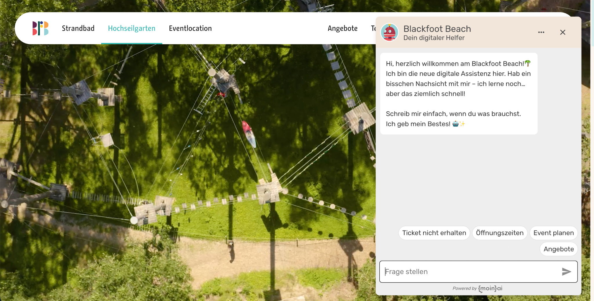 Startseite von Blackfoot Beach mit dem Chatbot Fenster und einem Chat geöffnet, der digitale Helfer heißt den Nutzer herzlich willkommen