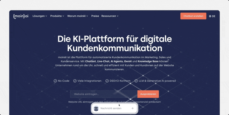 Das moinAI Widget ist als Banner auf der Webseite sichtbar, bei Click auf "Unterhaltung fortsetzen" erscheint der Widget Chat, in dem der Nutzer eine Frage stellt und so die Funktion des Widgets auf der Website gezeigt wird.