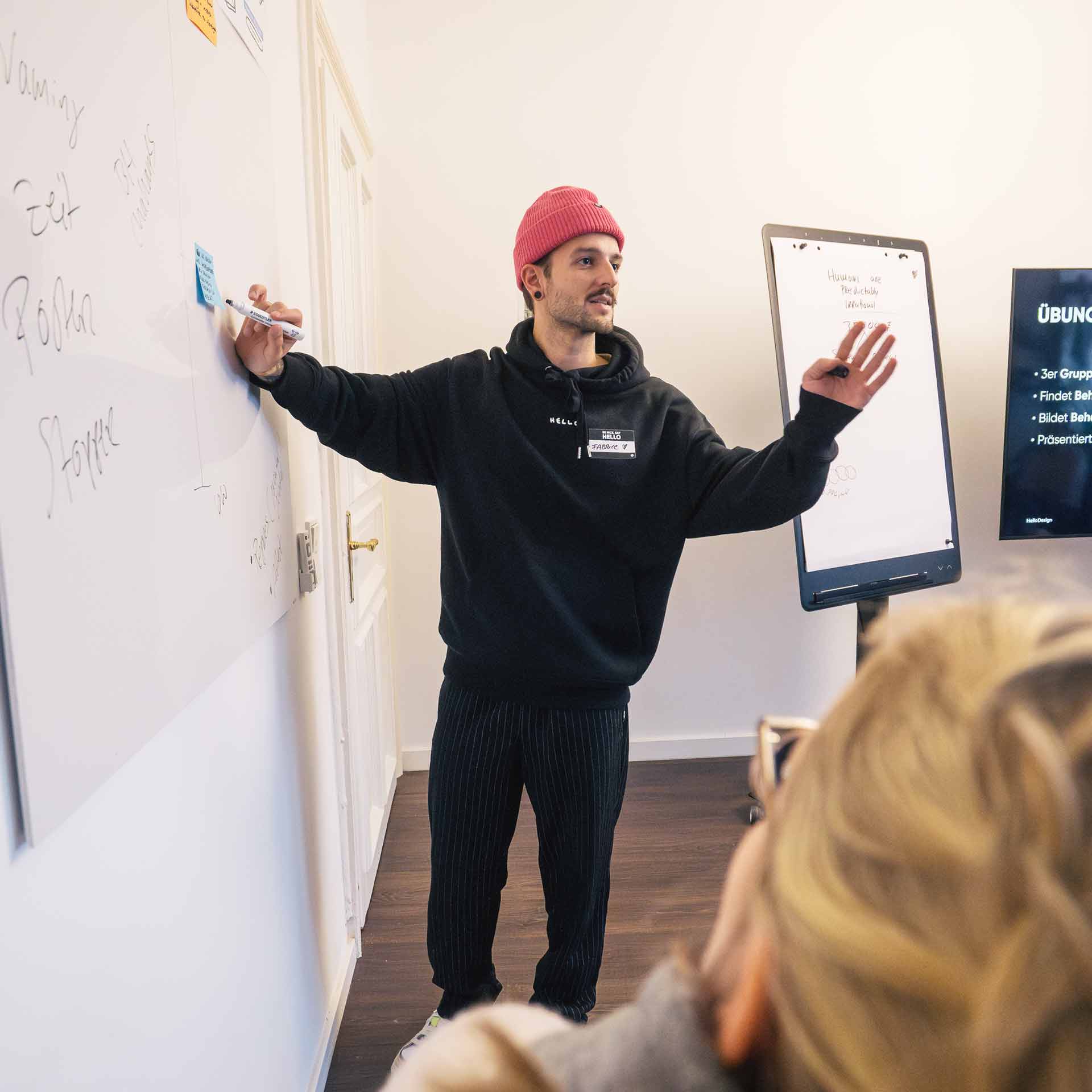 Ein Laptopbildschirm zeigt ein digitales Whiteboard mit Karten, Notizen und interaktiven Elementen zu digitaler Barrierefreiheit. Zu sehen sind Themen wie „Barrierefreiheit Basics“, „Quiz Time“ und Fragen zur digitalen Inklusion.