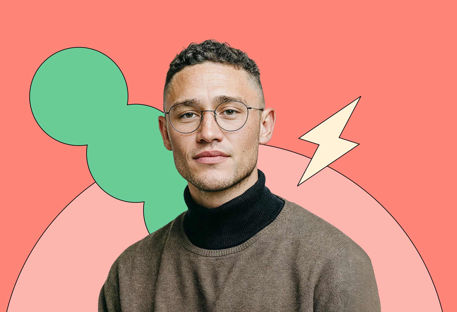 Porträt eines jungen Mannes mit kurzen lockigen Haaren und runder Brille vor einem orangefarbenen Hintergrund mit grünen und rosa abstrakten Formen und einem gelben Blitzsymbol.