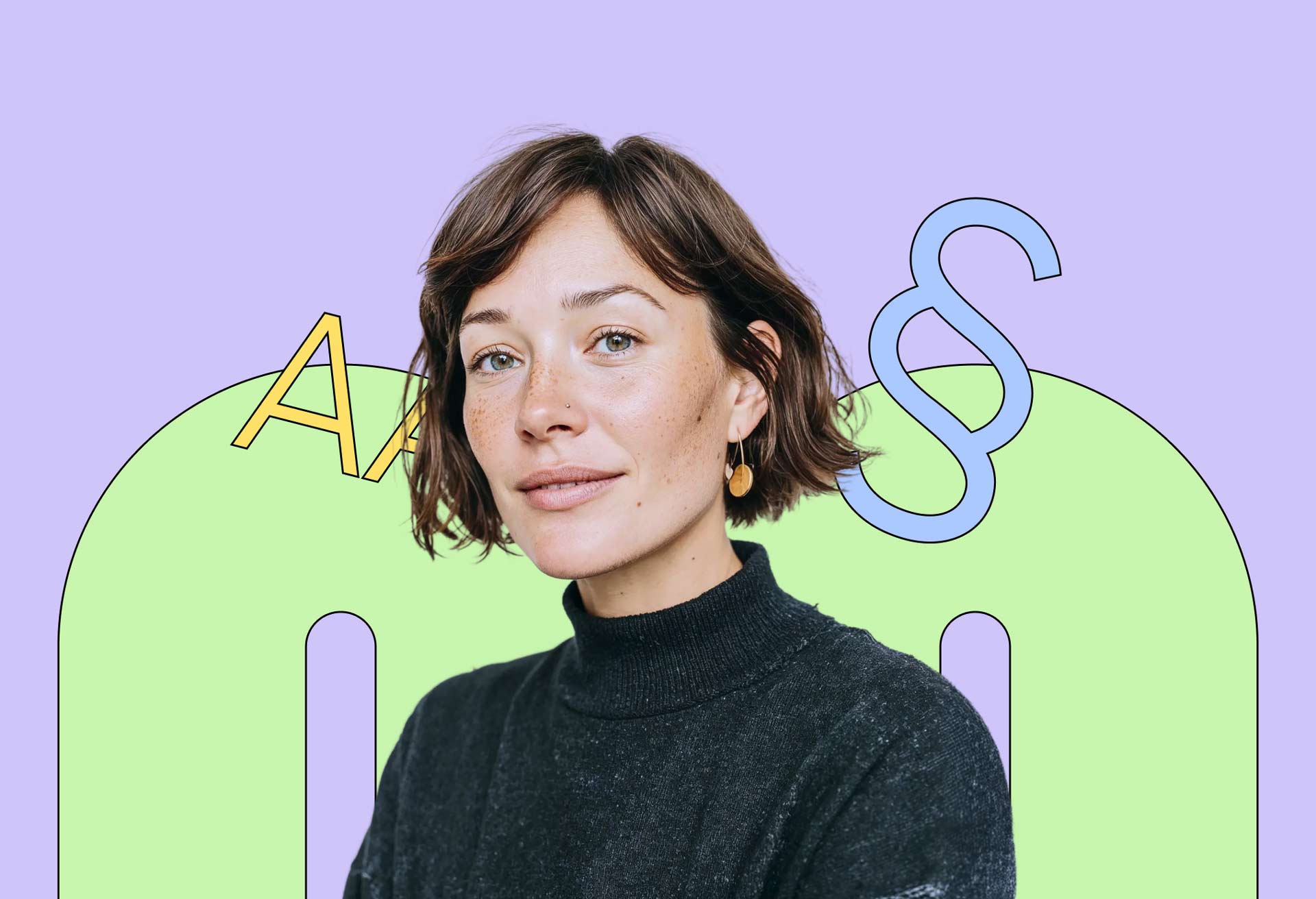 Porträt einer jungen Frau mit kurzen braunen Haaren und dunklem Rollkragenpullover vor lila Hintergrund mit grünen und gelben Buchstaben.