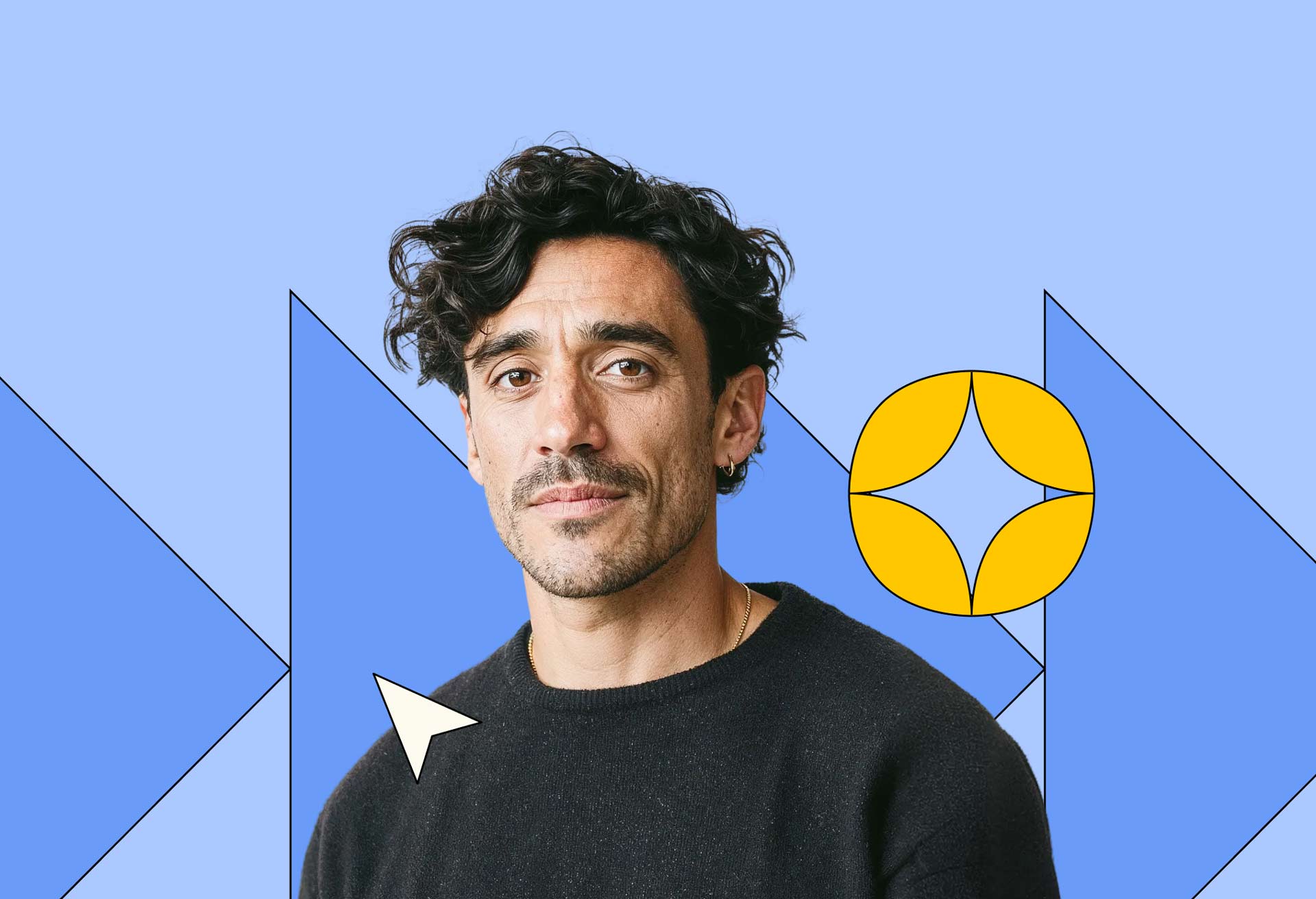 Porträt eines Mannes mit dunklem lockigem Haar und schwarzem Pullover vor blauem Hintergrund mit blauen Pfeilen und gelbem dekorativem Symbol.