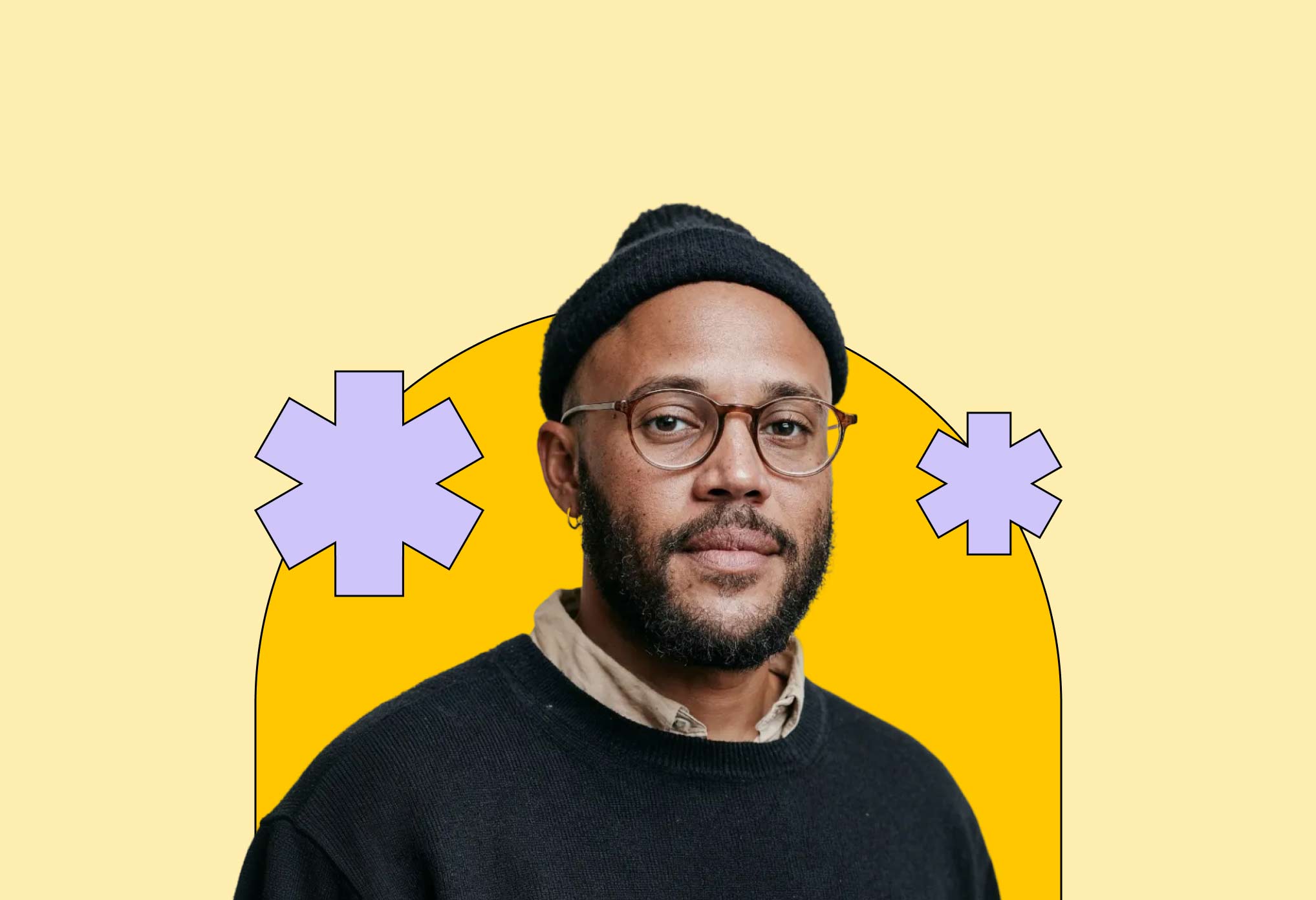 Porträt eines Mannes mit Bart, Brille und schwarzer Mütze vor einem gelben Hintergrund mit violetten Sternsymbolen.