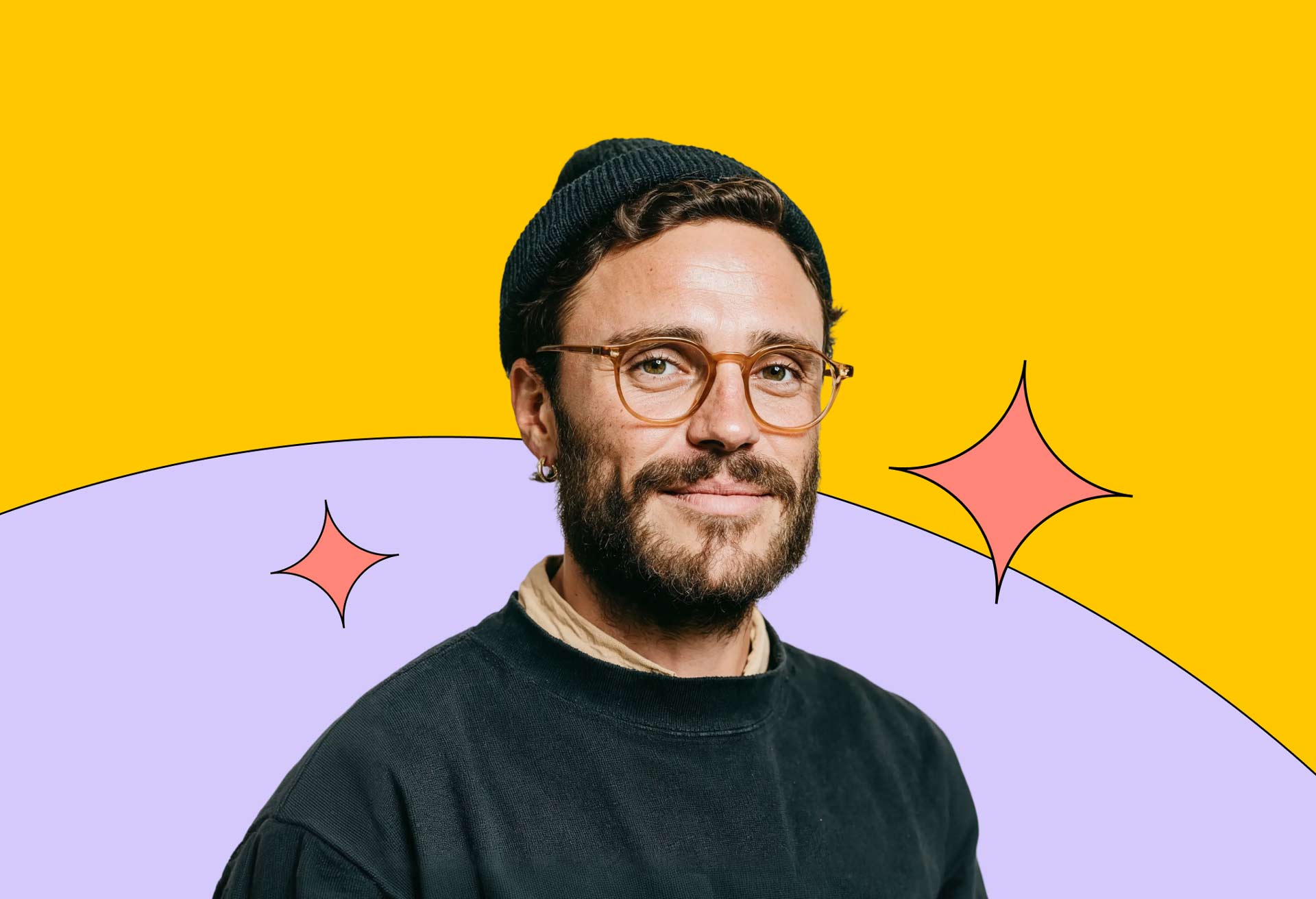 Porträt eines lächelnden Mannes mit Brille, Bart und Mütze vor einem gelben und lila Hintergrund mit Sternmotiven.