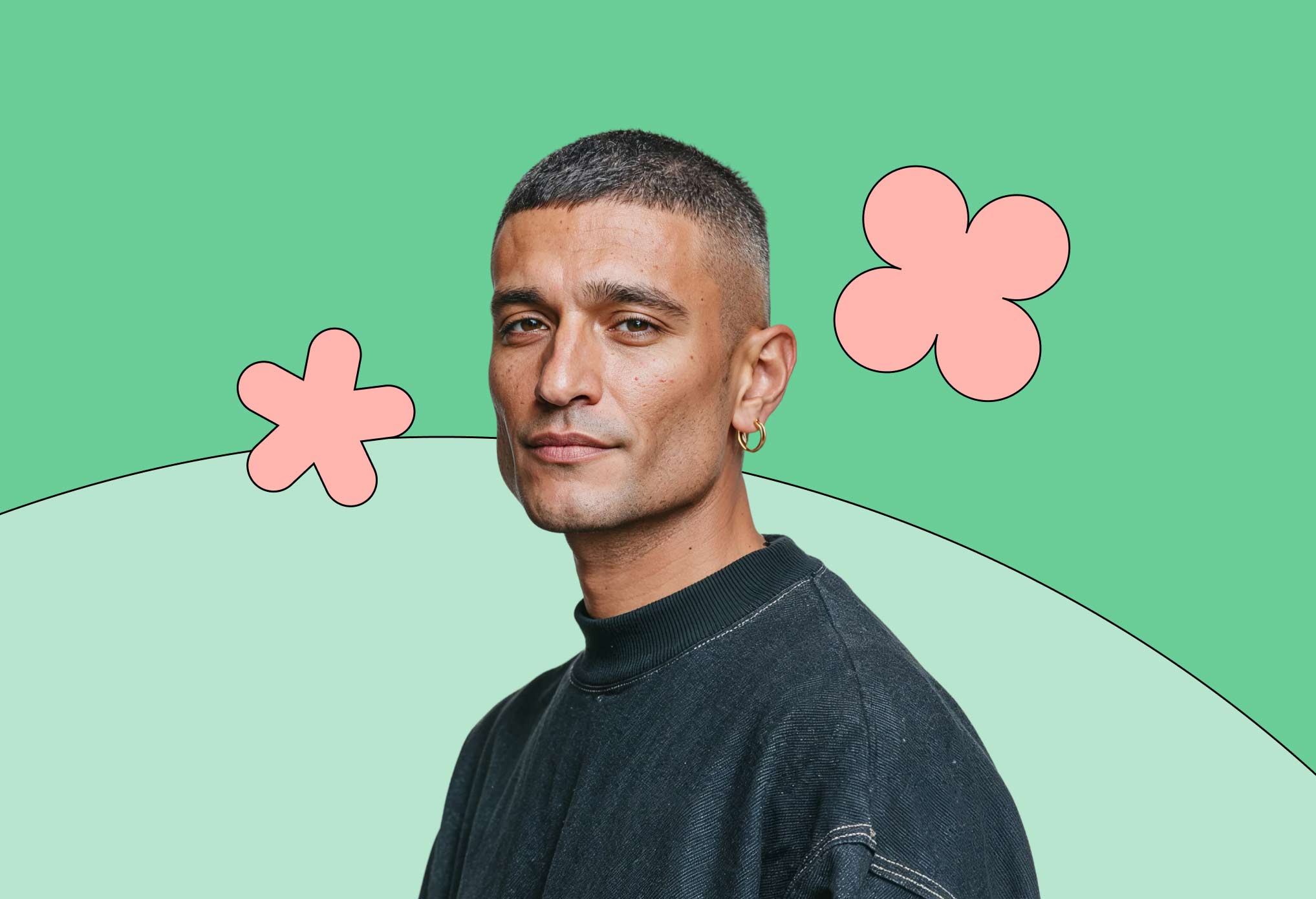 Porträt eines Mannes mit kurzem Haar und goldenem Ohrstecker vor einem grün und hellgrün gestalteten Hintergrund mit zwei rosa Blumenformen.