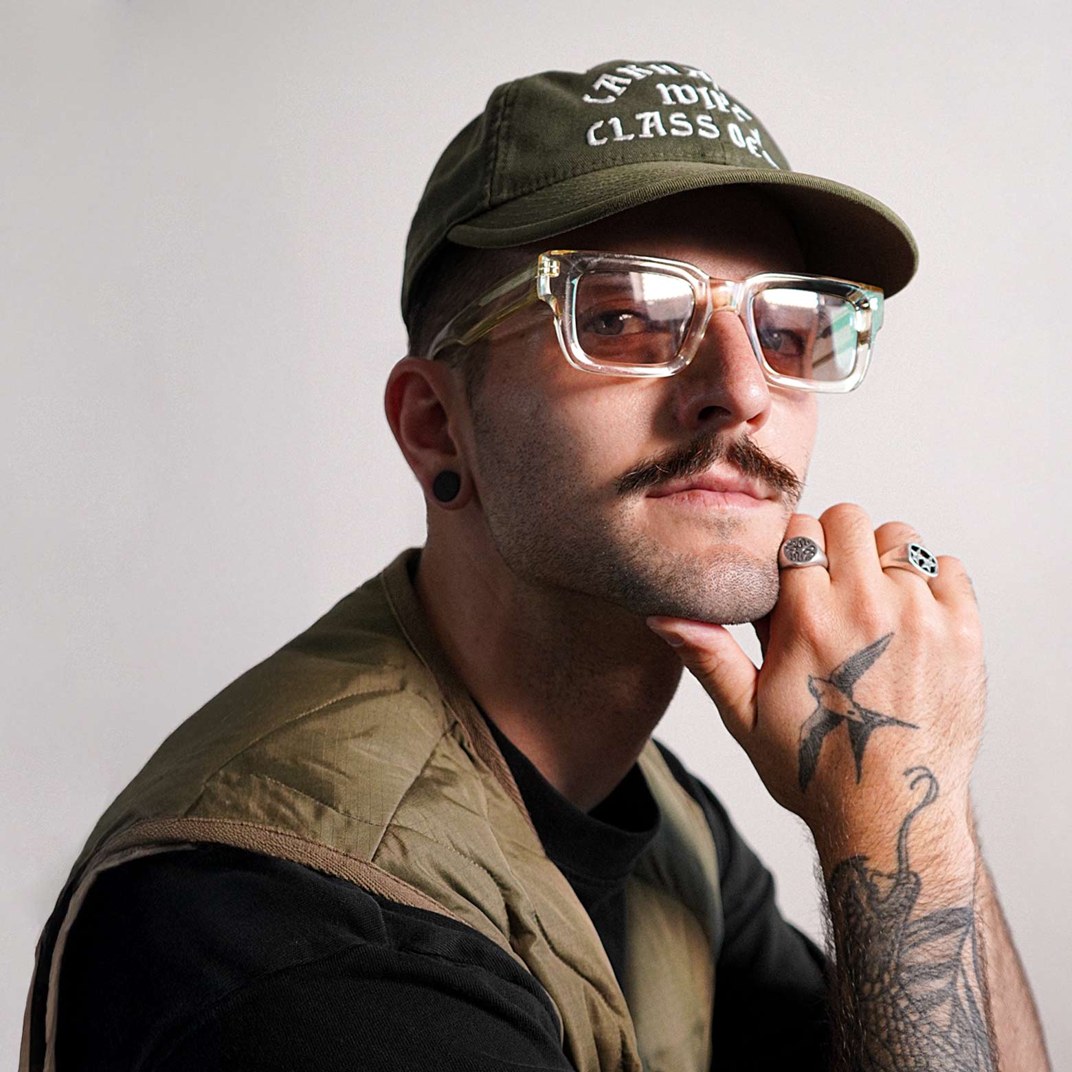 Eine Person mit Kopfhörern nimmt an einer Online-Schulung teil und spricht in ein professionelles Mikrofon. Auf dem Laptopbildschirm ist ein digitales Whiteboard mit Karten und Notizen zu sehen. 