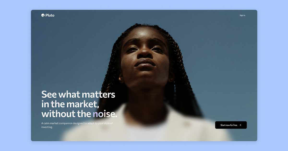 Nahaufnahme einer jungen Frau mit Zöpfen, die in die Ferne blickt, vor einem blauen Himmel, mit Text über den Markt ohne Lärm.