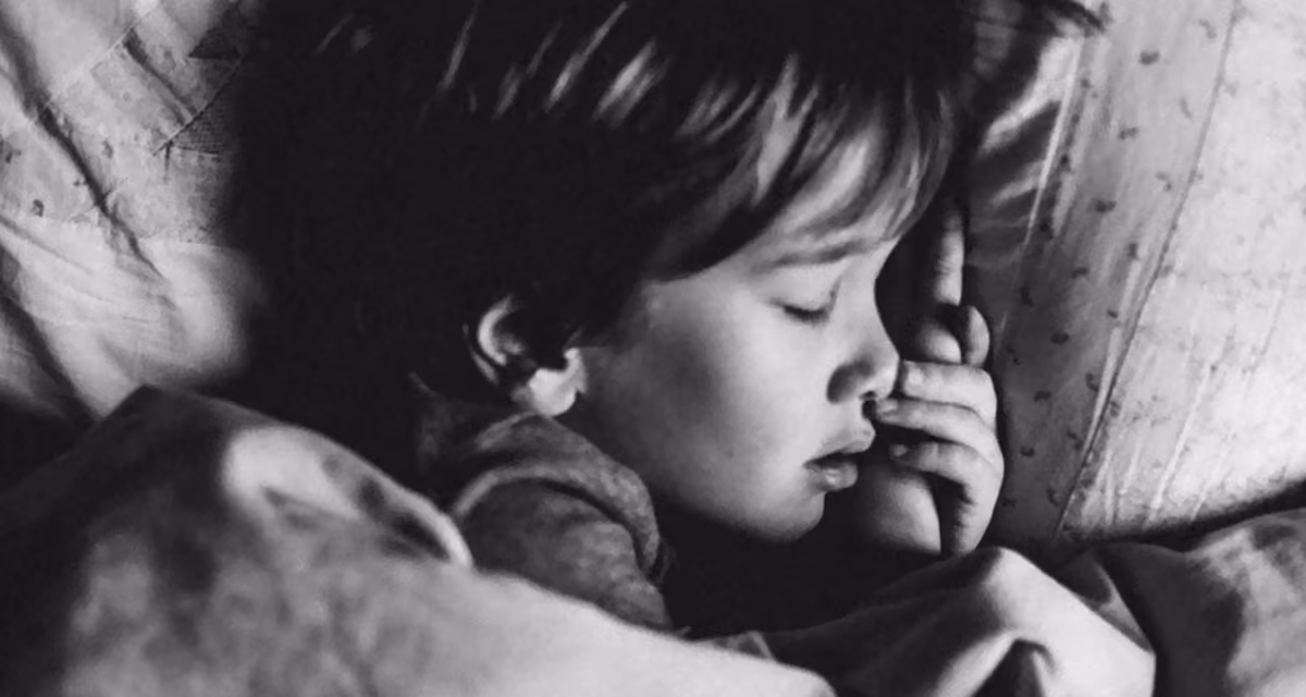 Un enfant alité avec un état fébrile
