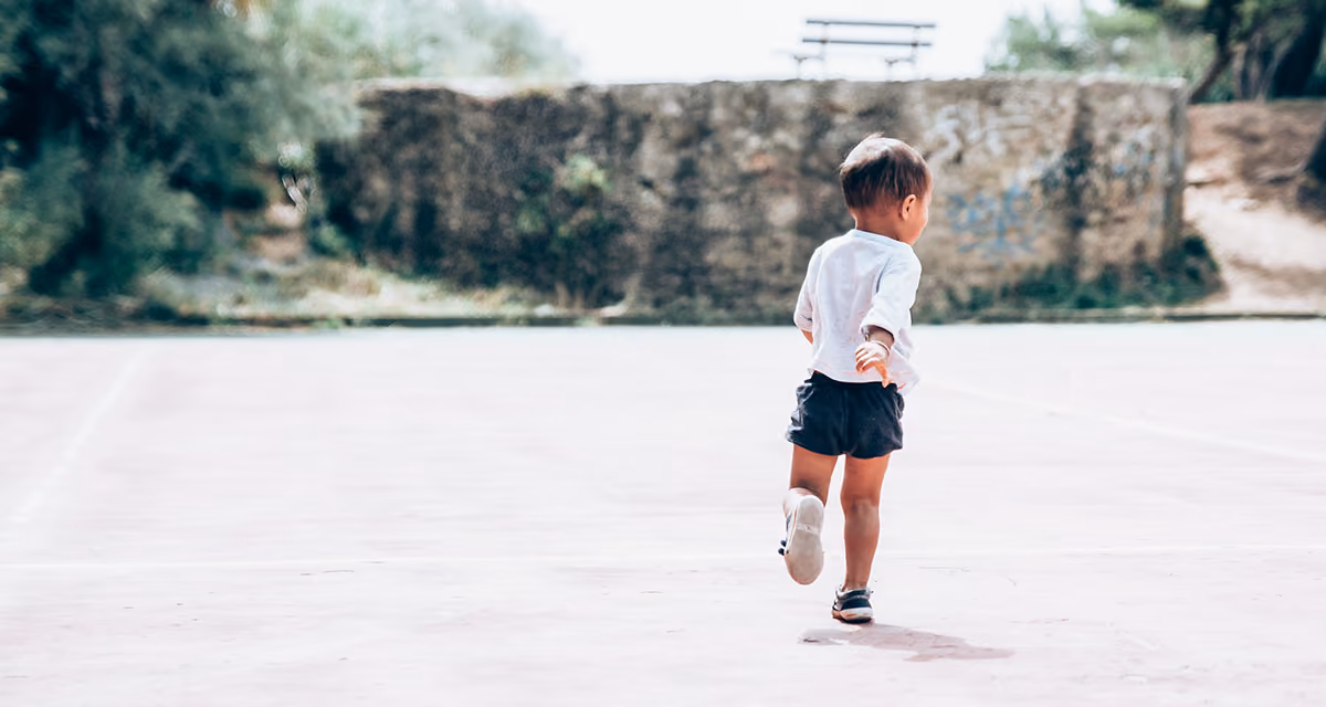Enfant présentant des difficultés d'attention et d'hyperactivité, symptômes du TDAH