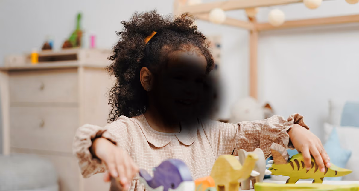 Enfant en train de jouer : la DMLA peut priver les grands-parents de voir leurs proches.