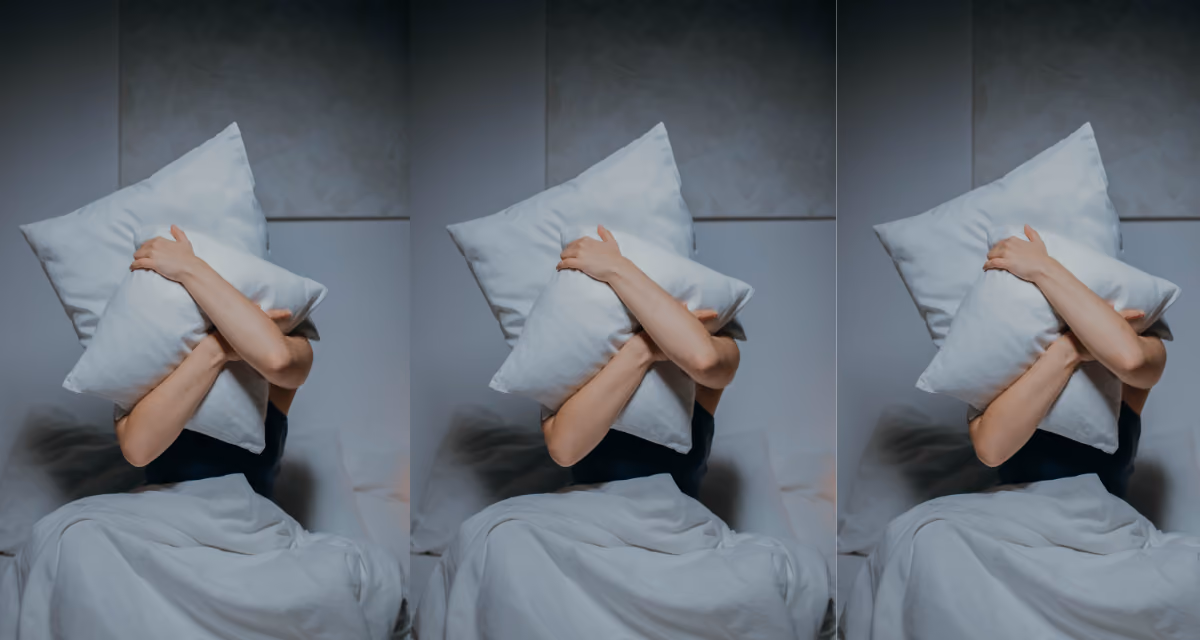 Personne alitée en position de souffrance, illustrant les douleurs chroniques diffuses et la fatigue intense caractéristiques de la fibromyalgie