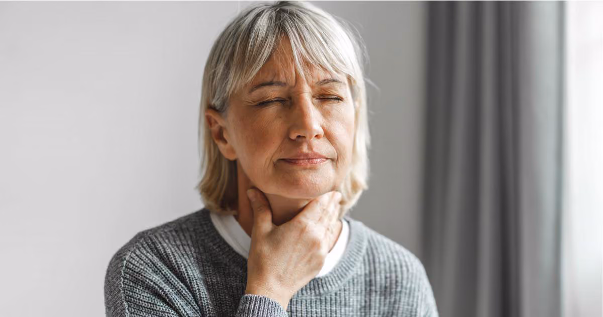 Femme âgée malade qui tousse, les personnes âgées étant plus vulnérables à la pneumonie