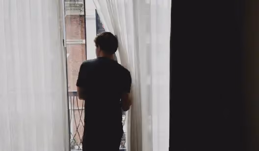 Une personne debout dans un couloir, en pleine crise d'angoisse