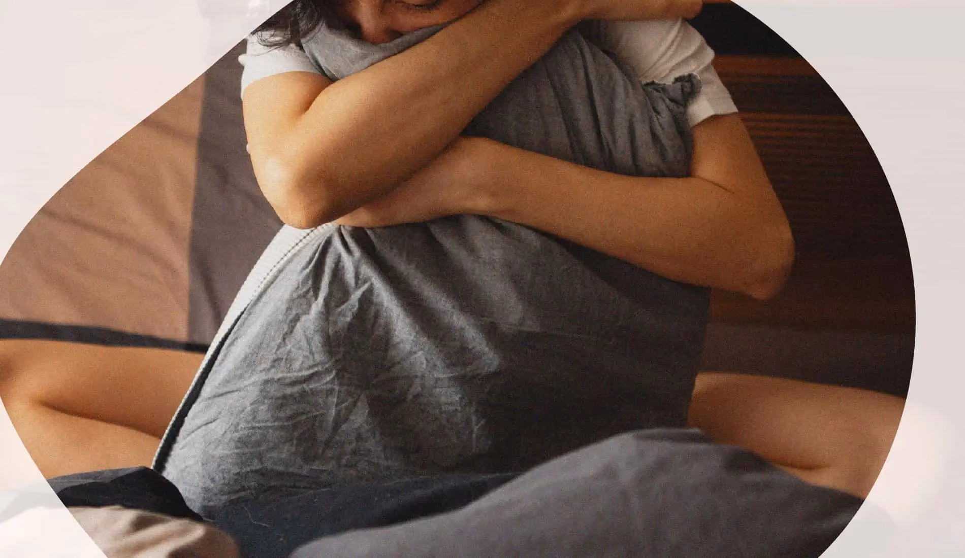 Une femme assise dans son lit, elle souffre de vaginose bactérienne.