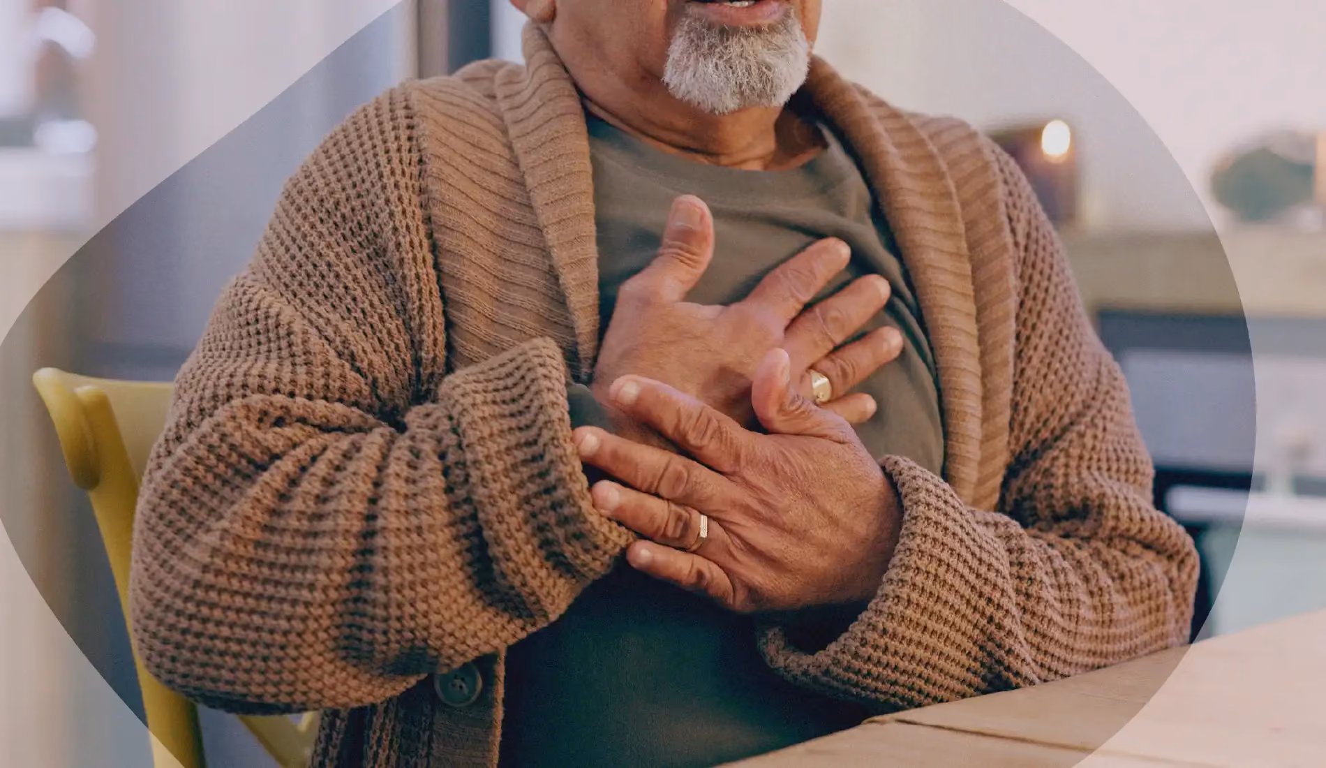 Une personne qui a les deux mains croisées sur sa poitrine. Elle fait probablement une embolie pulmonaire.