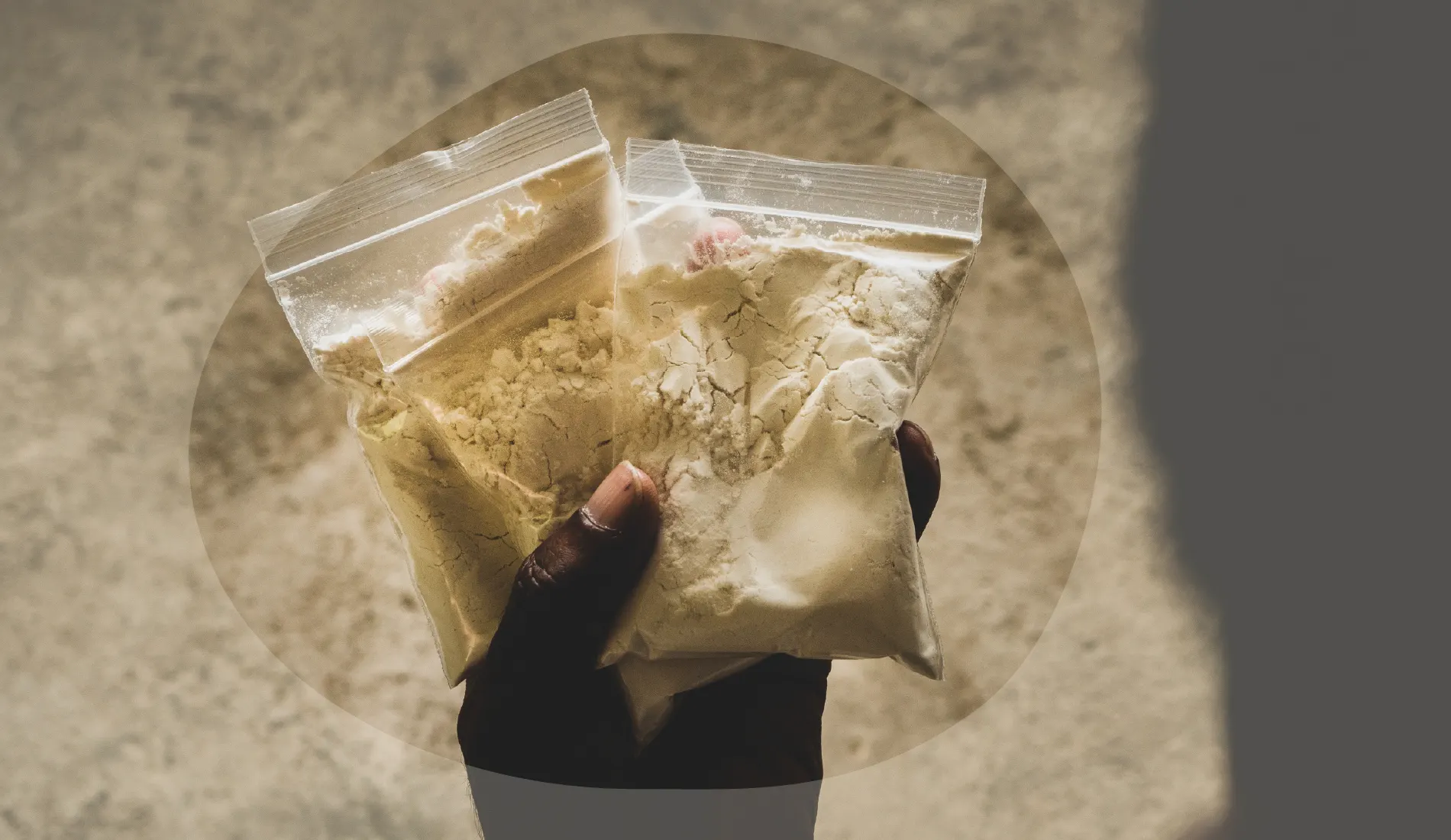 Des sachets plastique contenant de la poudre blanche