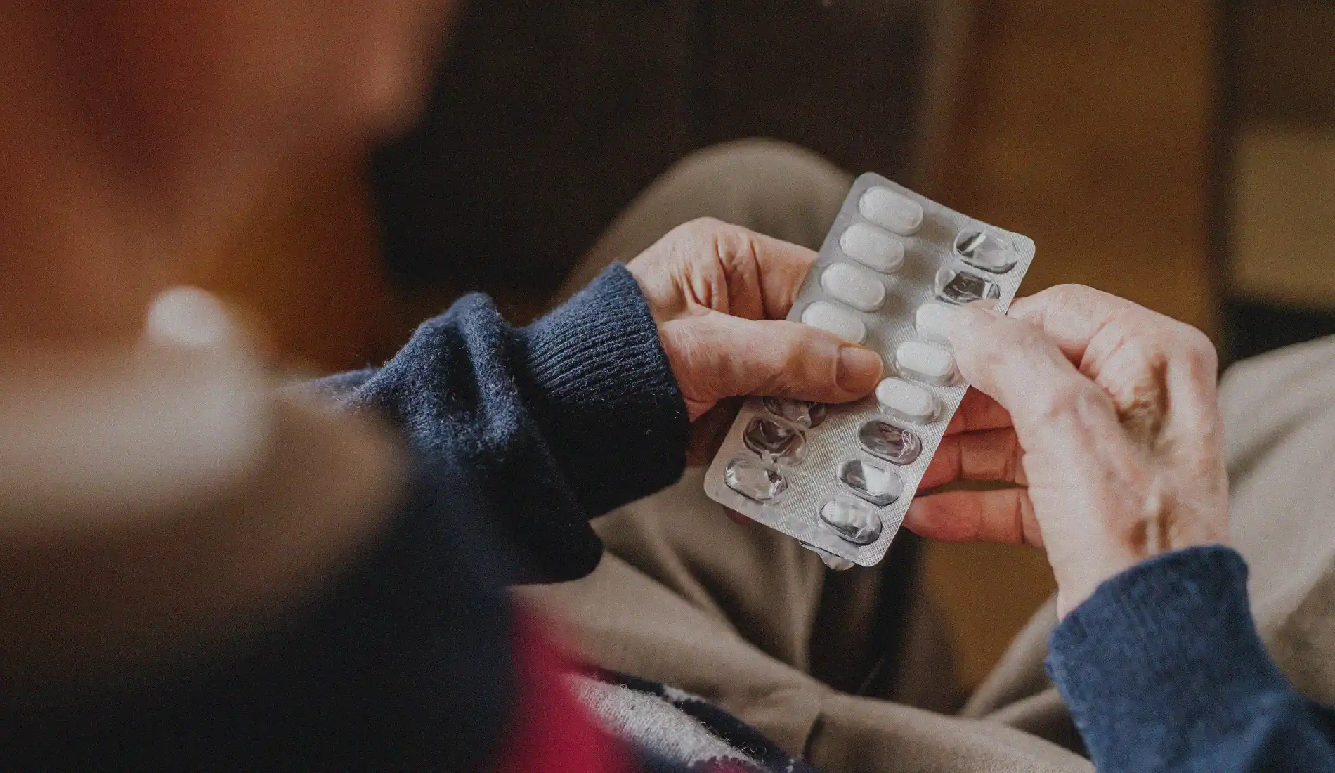 Deux mains qui tiennent une tablette de médicaments