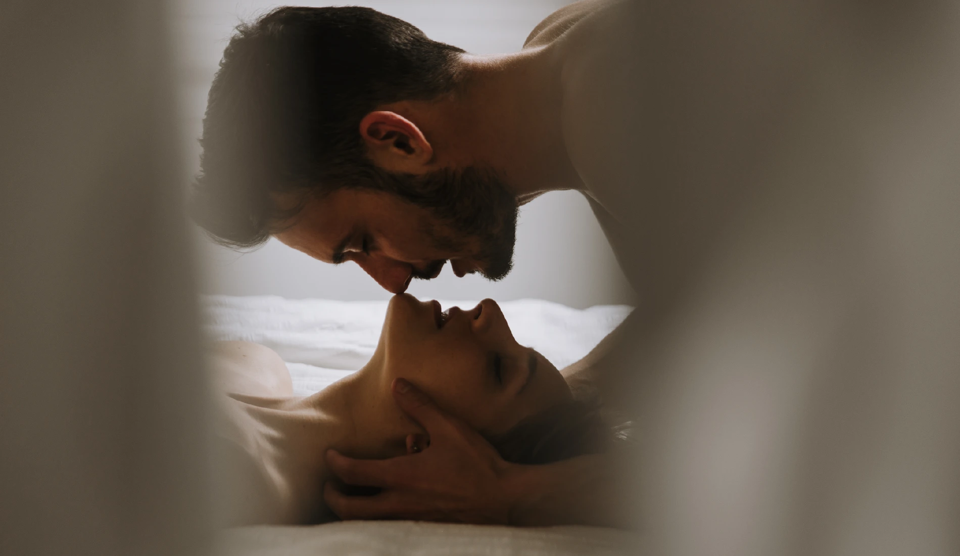Un homme et une femme sur le point de s'embrasser.