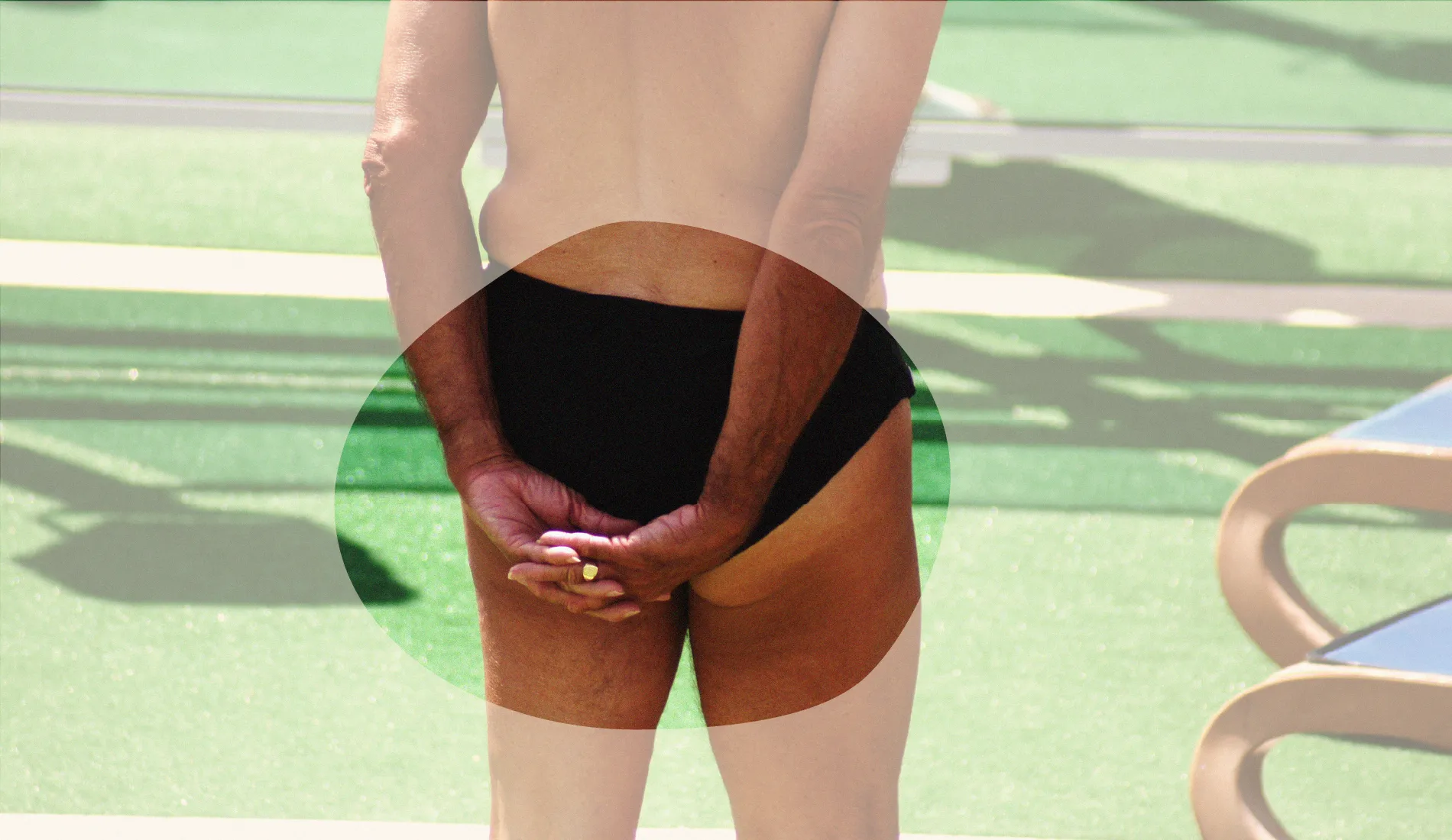furoncle fessier. Une personne portant un slip noir, les mains croisées en arrière, au niveau de ses fesses.