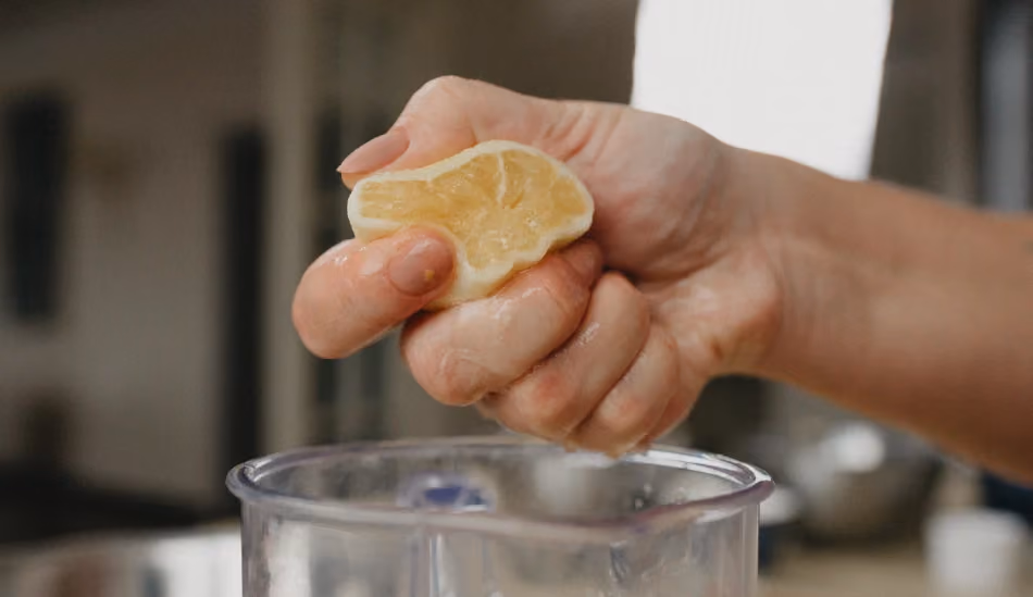 Une personne en train de tester les bienfaits du citron sur la santé.