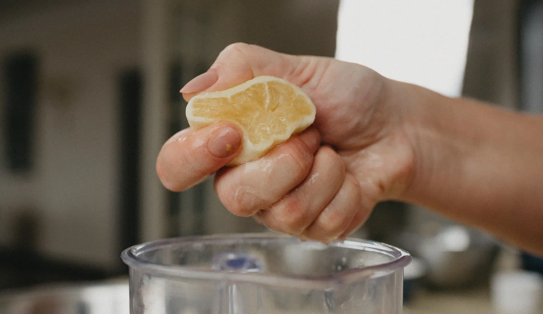 Un citron jaune en train d'être pressé