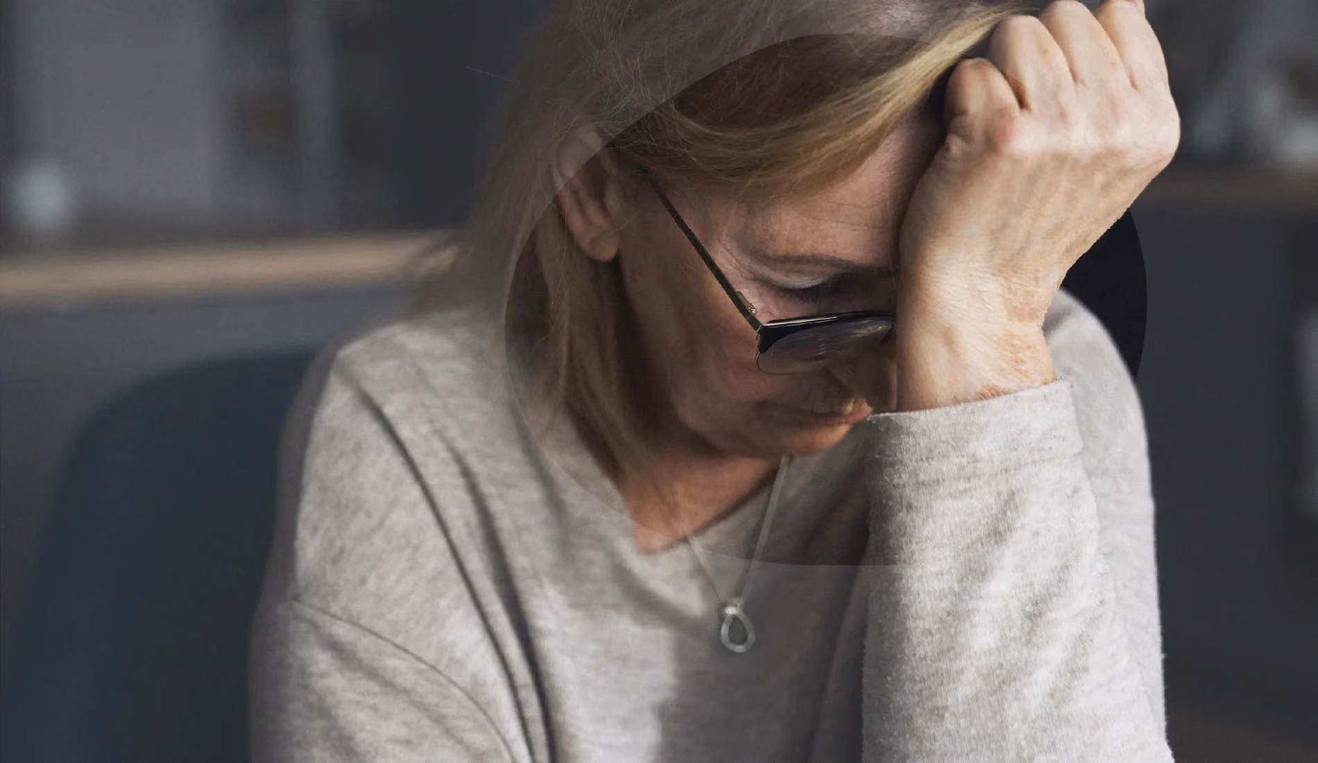 Une dame assise, la main gauche posée sur le front