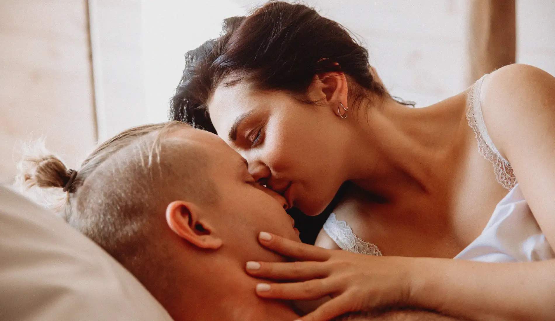 Un couple alité, en train de s'embrasser