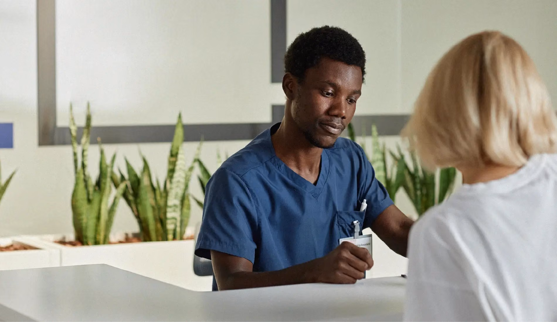 Médecin en consultation face à un patient de dos, ce qui illustre la téléconsultation avec tiers payant qui dispense d'avancer les frais