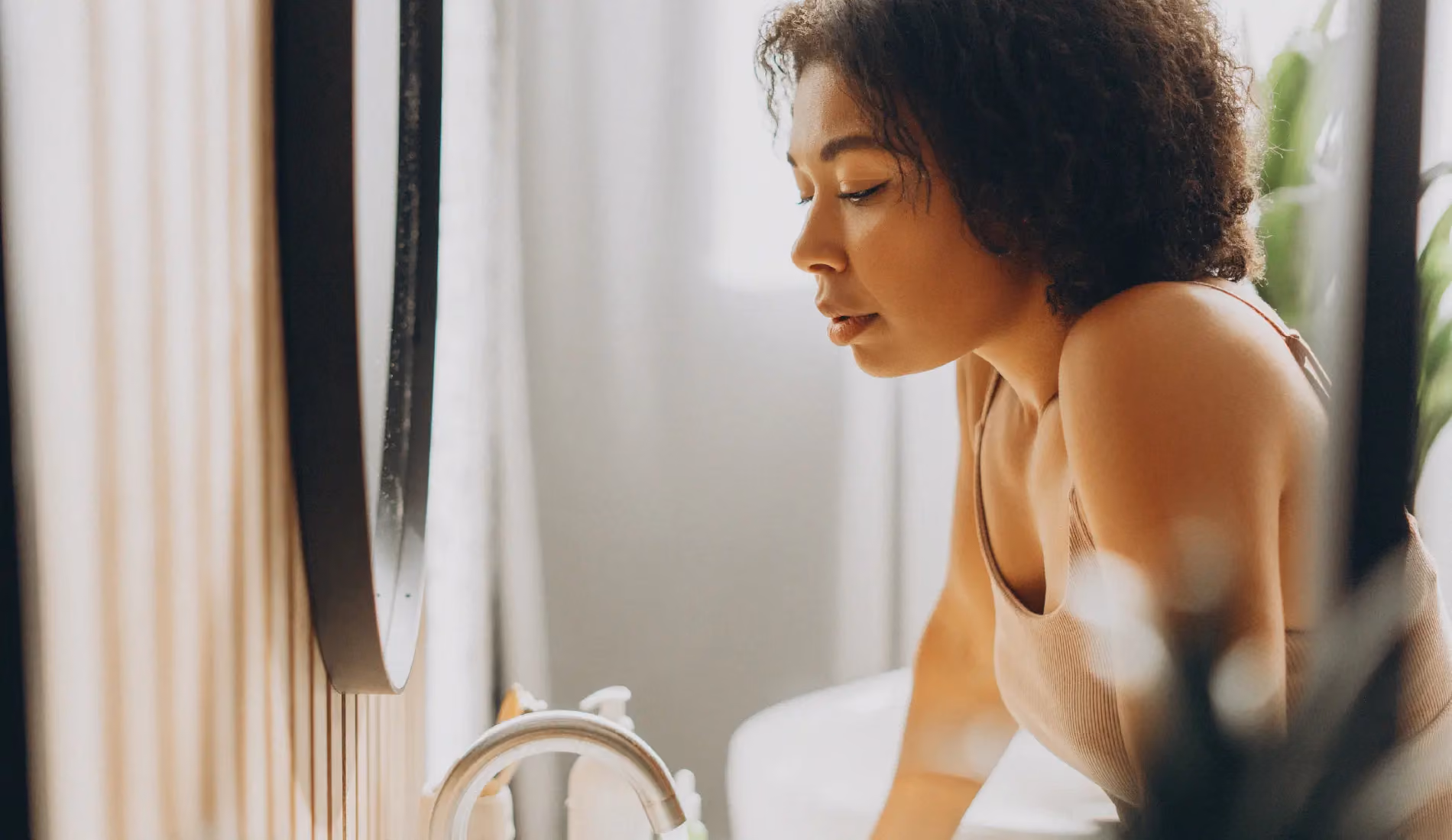 Une femme dans ses toilettes, ayant des pertes marrons et brunes.