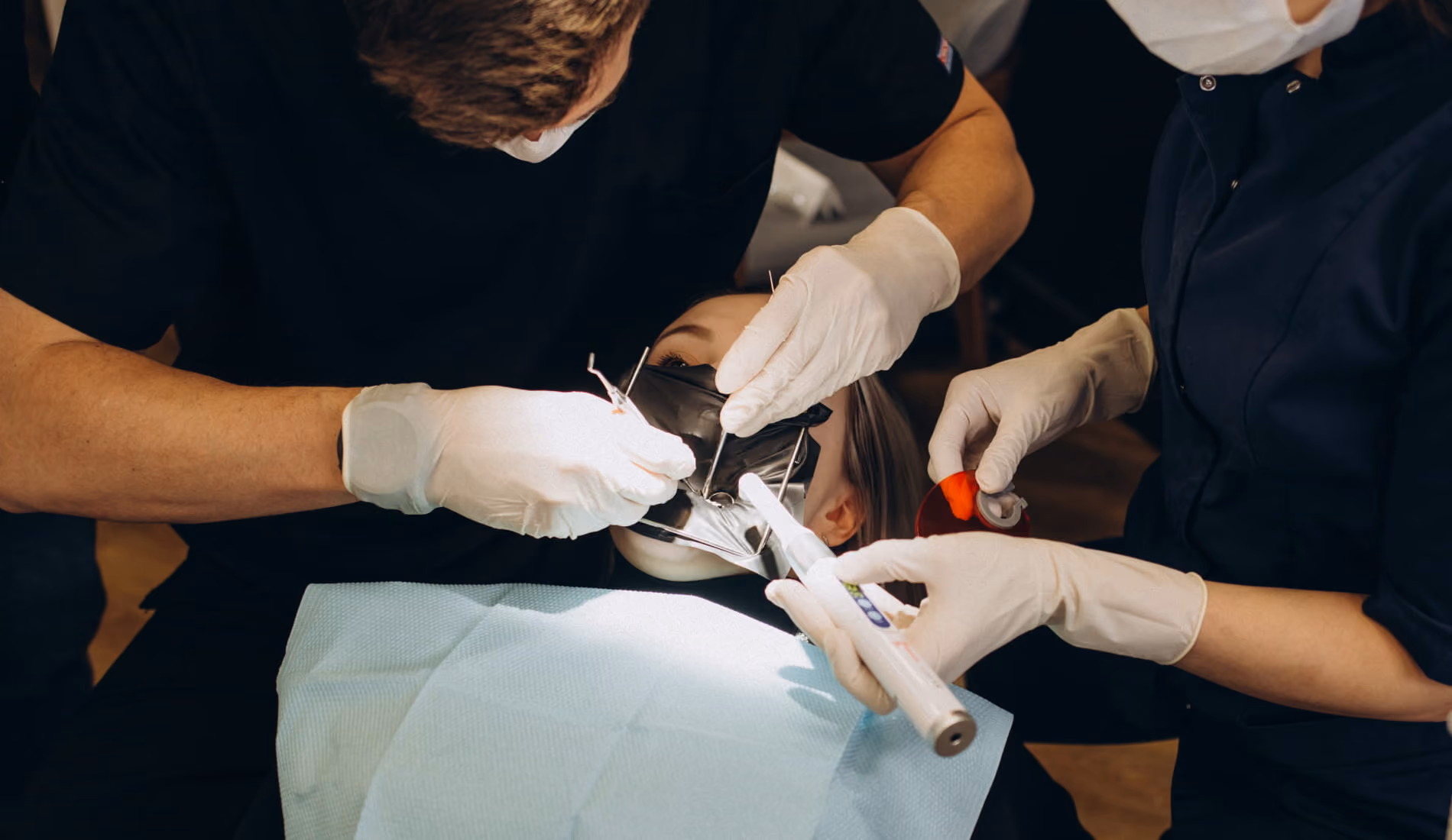 Dentiste administrant une injection anesthésique à un patient installé dans un fauteuil, illustrant le déroulement d'une anesthésie dentaire.