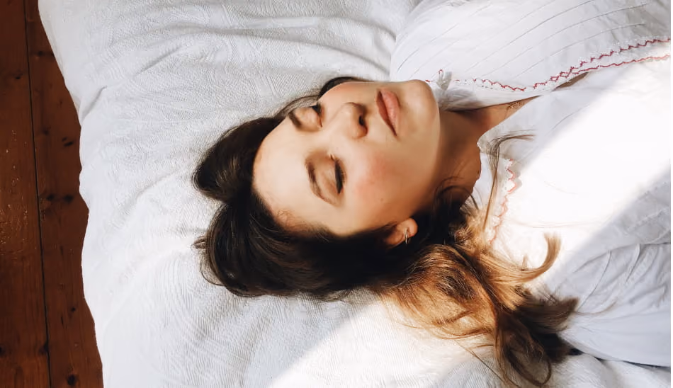 Une femme allongée dans un lit, qui semble paralysée dans son sommeil.