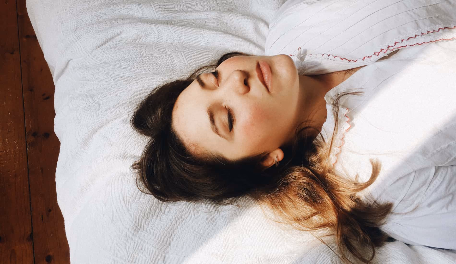 Une femme allongée dans un lit, qui semble paralysée dans son sommeil.