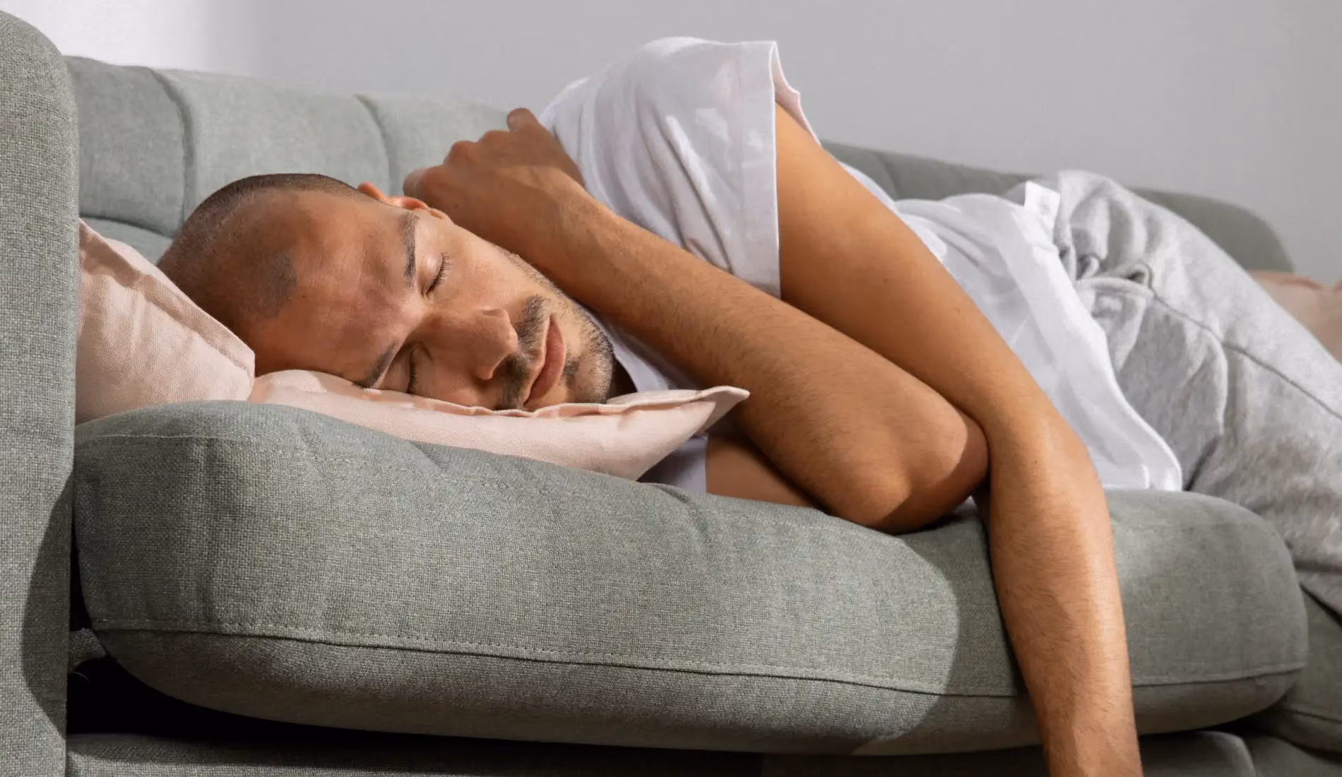 Parent épuisé, la tête dans les mains, souffrant de burn-out parental.
