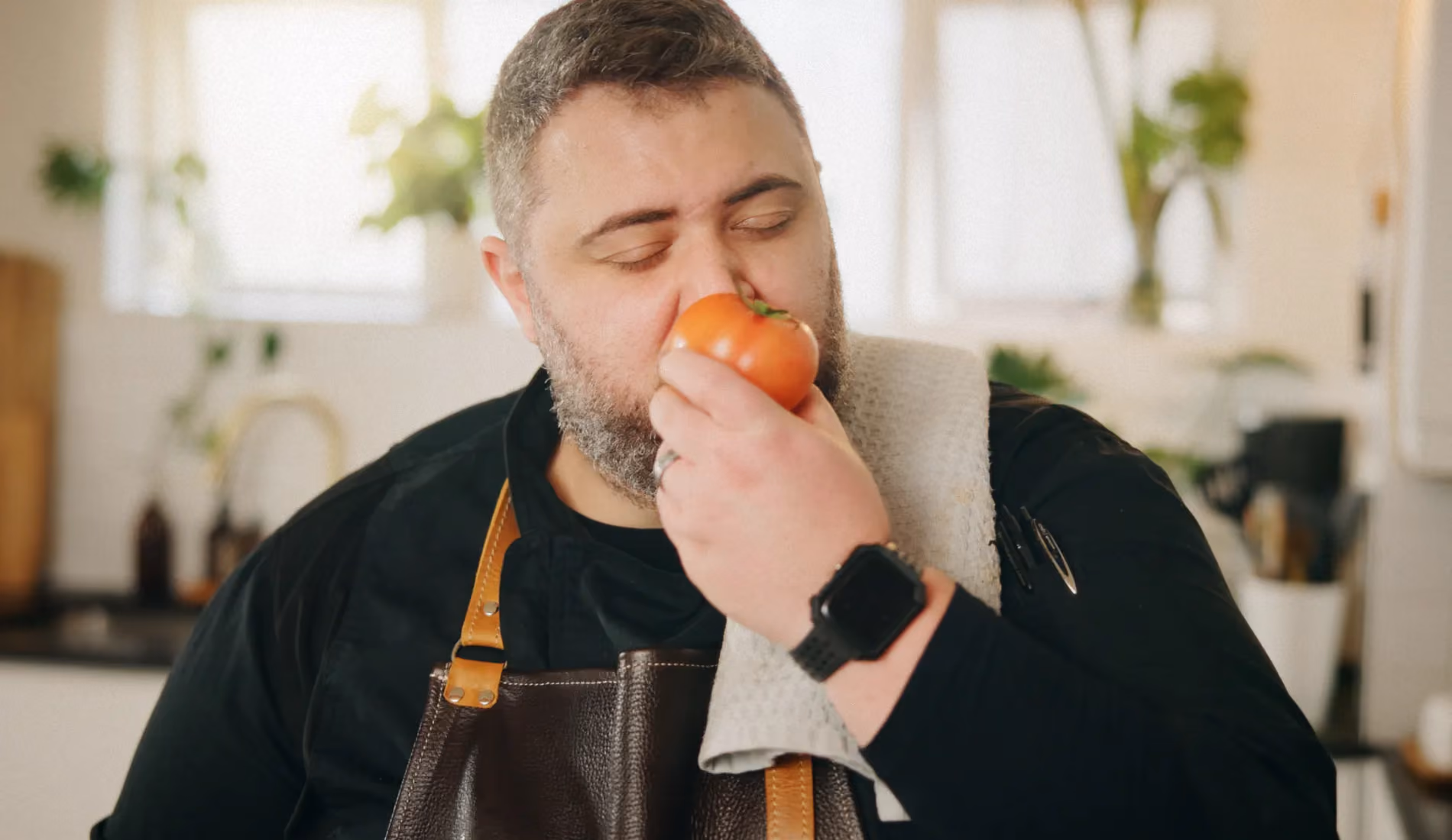 Personne qui sent une orange sans percevoir son odeur, un symptôme d'anosmie