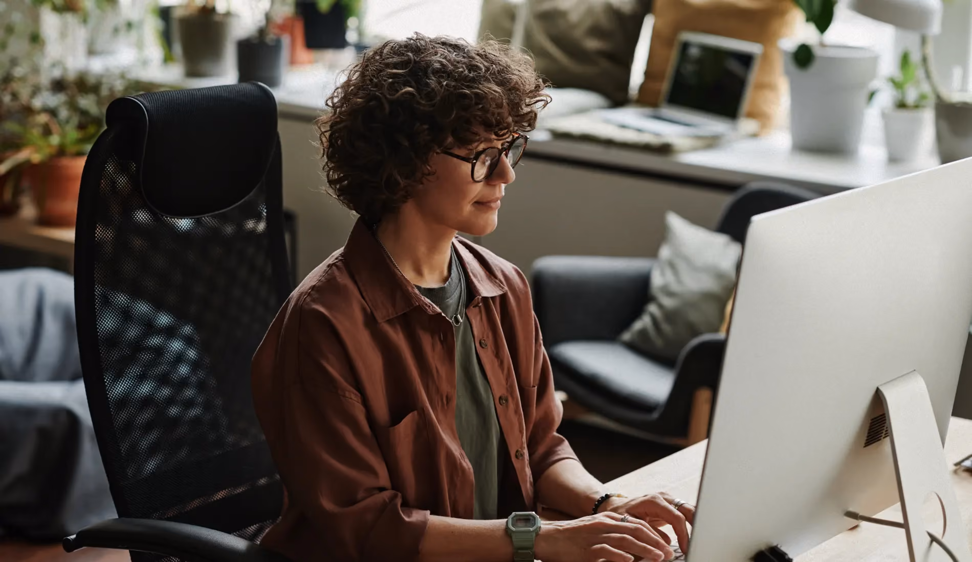 Une femme devant un ordinateur pour un avis médical simple, mais sérieux