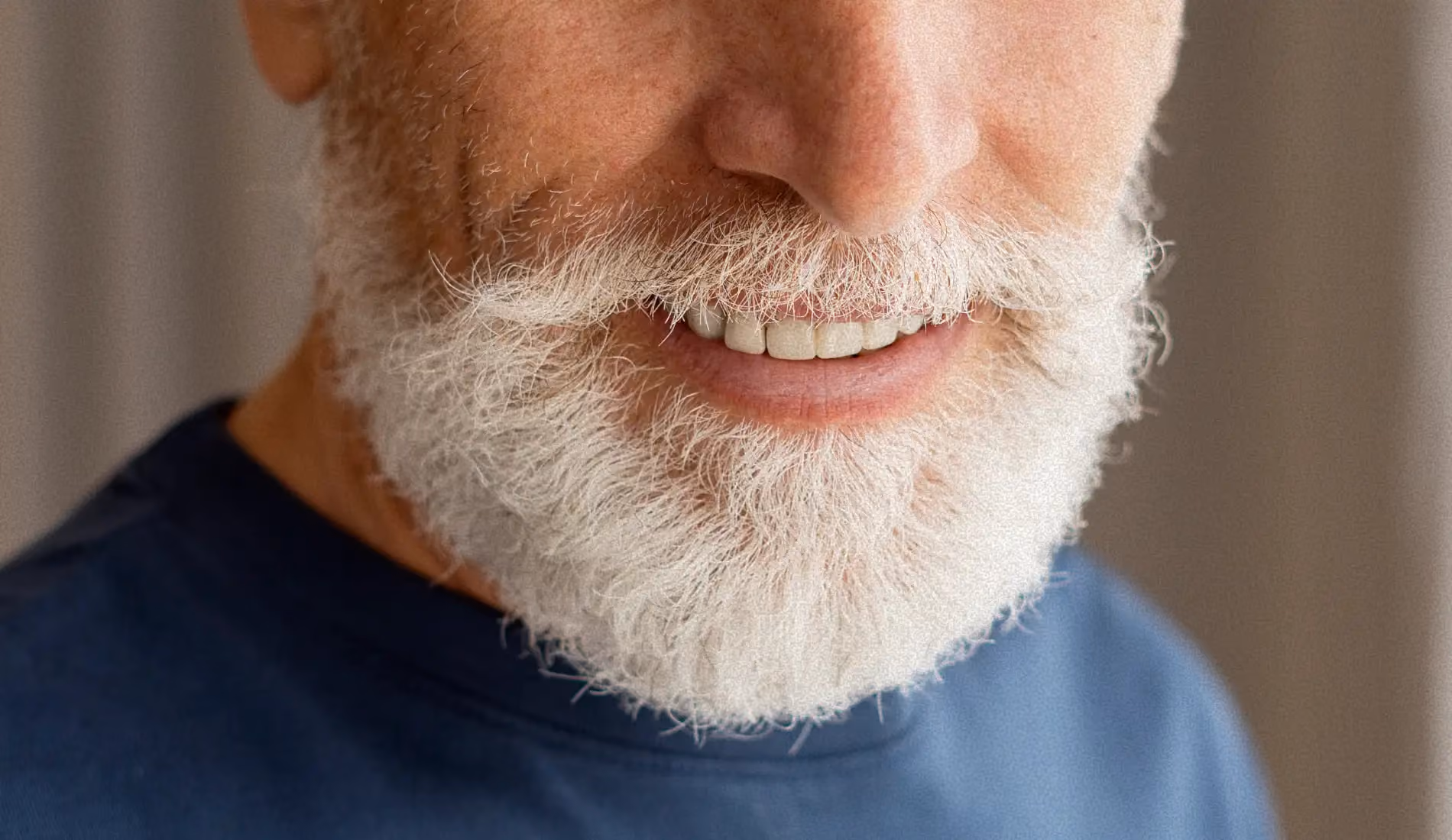 Un homme avec une barbe blanche pour représenter Movember.