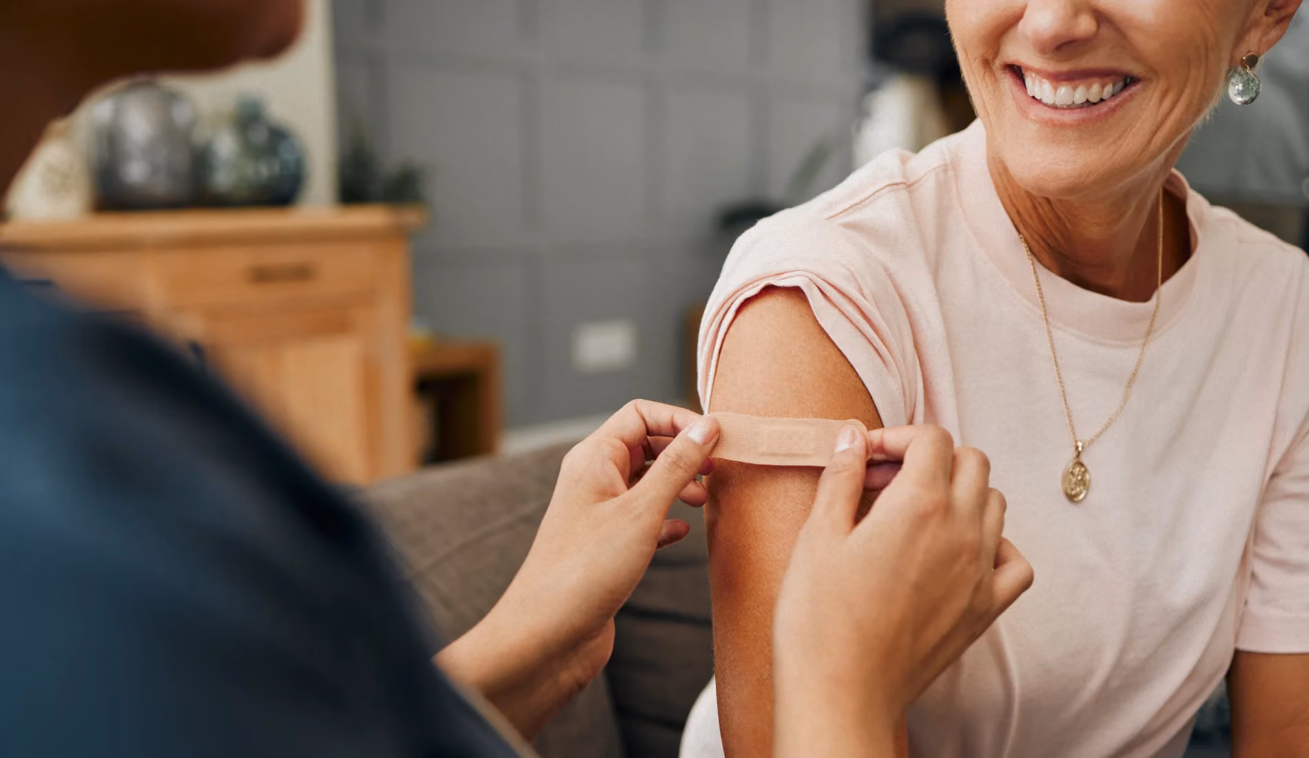 Une dame en train de prendre son vaccin obligatoire en France.