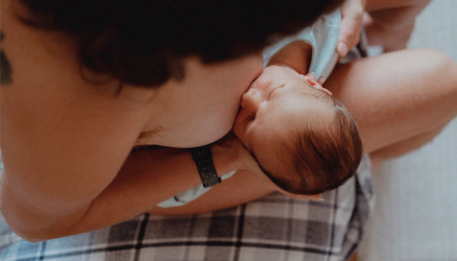 Une femme en train d'allaiter son bébé.