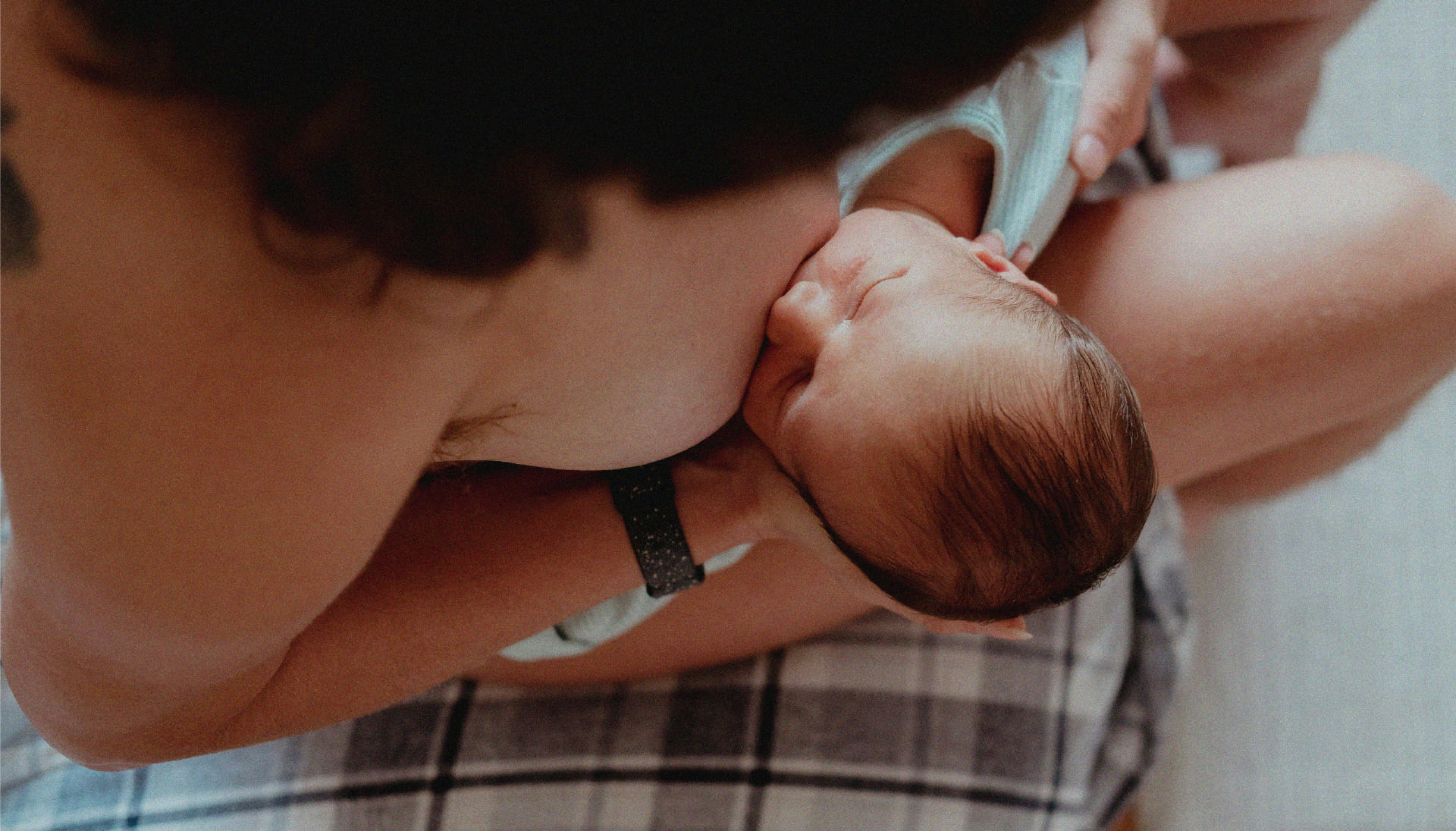 Une femme en train d'allaiter son bébé.