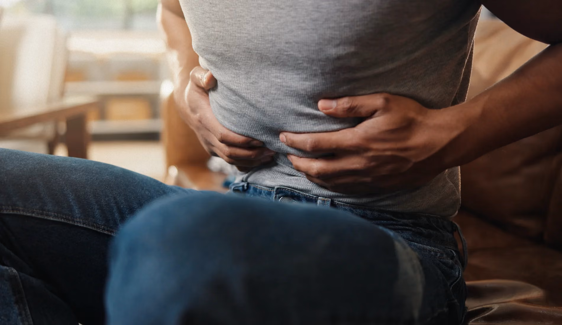 Une personne présentant un symptôme digestif : des selles blanches.