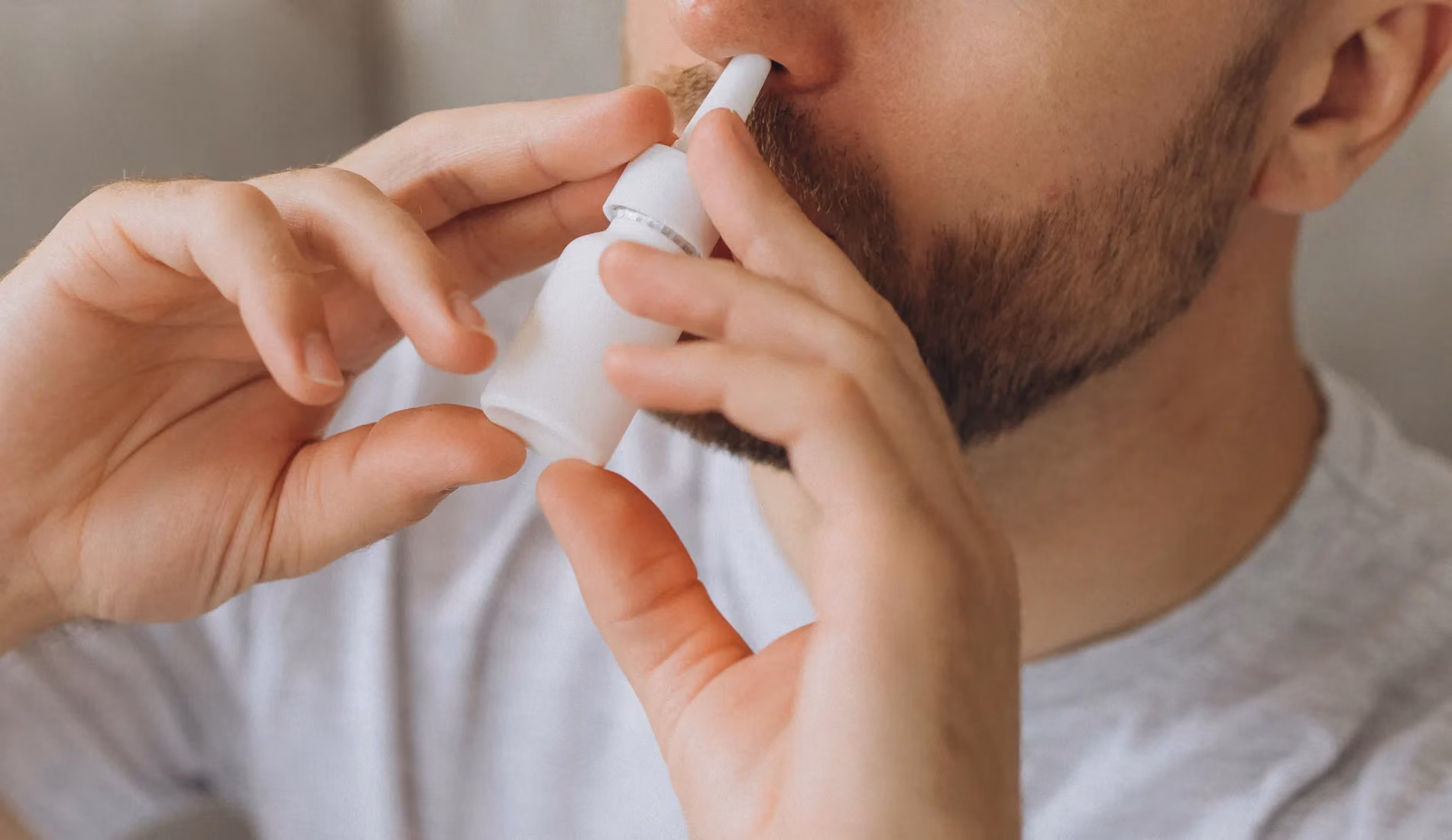 Une personne en train d'inhaler un produit car son nez est bouché.
