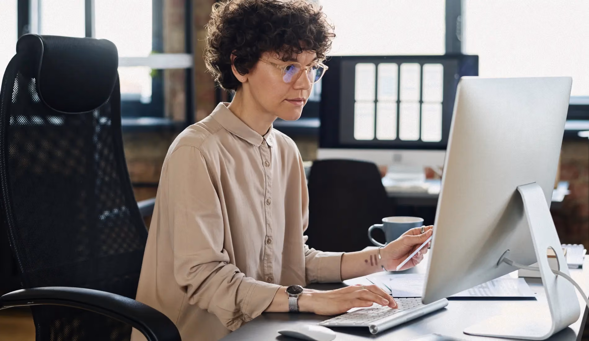 Une personne en train de téléconsulter un médecin depuis son ordinateur, pour plus de sécurité et de confidentialité de ses données de santé.