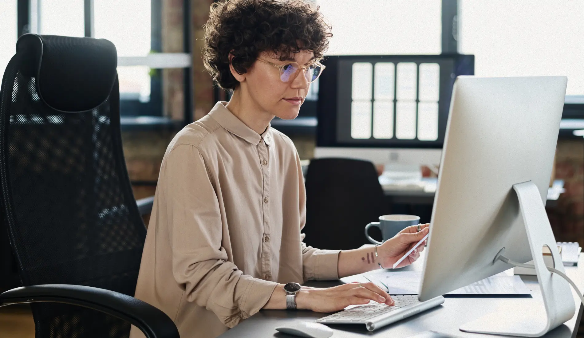 Une personne en train de téléconsulter un médecin depuis son ordinateur, pour plus de sécurité et de confidentialité de ses données de santé.