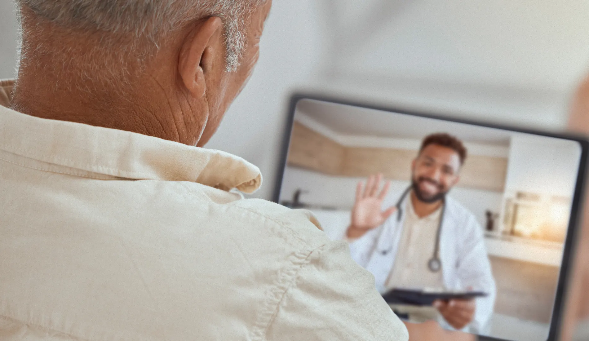Une personne qui téléconsulte un médecin après avoir effectué un comparatif des différentes plateformes de télémédecine.