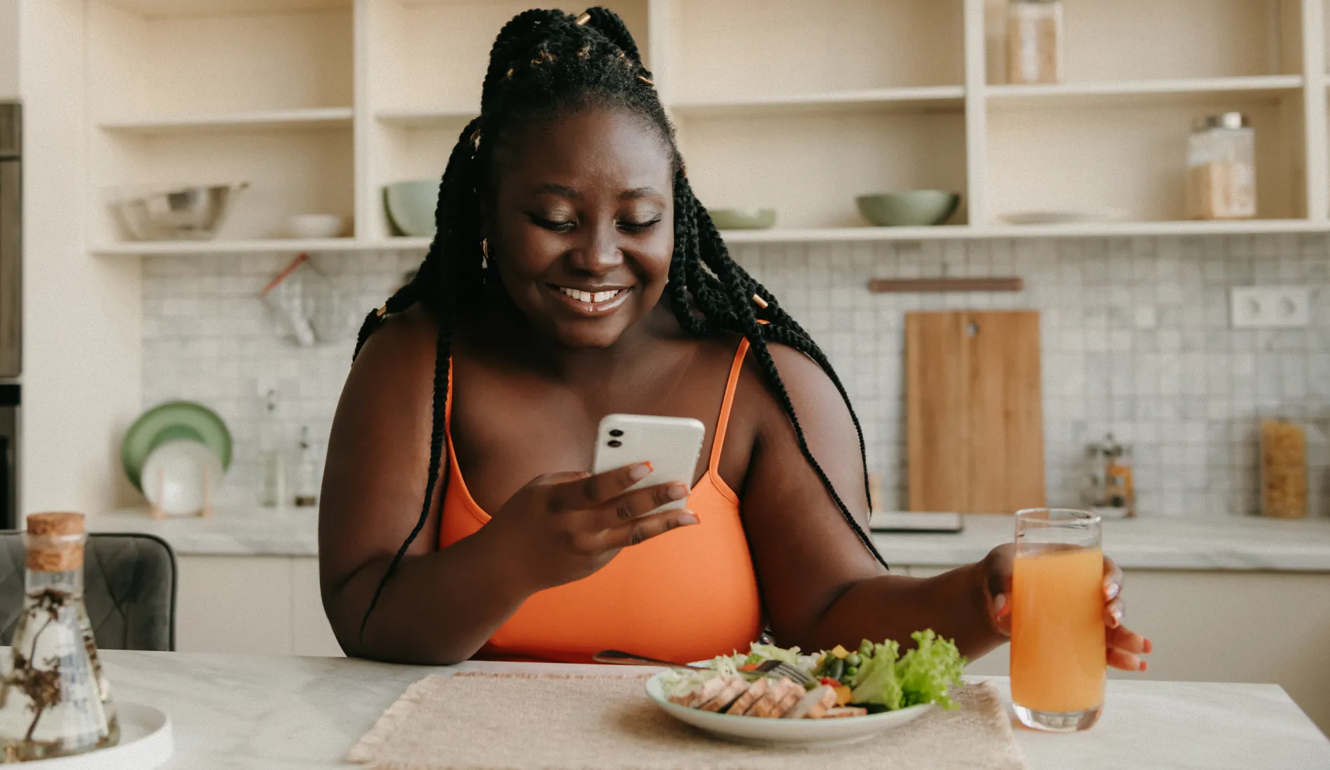 Une jeune dame en train de savourer un repas équilibré, geste du quotidien qui démontre l'importance d'une bonne digestion pour la santé.