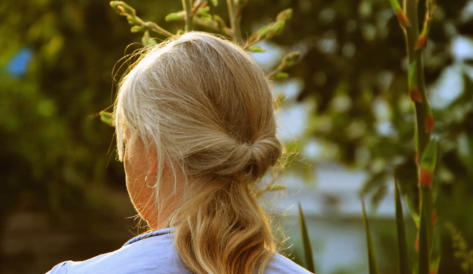 Femme de dos, l'air hagard. Ce qui illustre la tristesse après l'annonce d'un cancer de l'utérus.