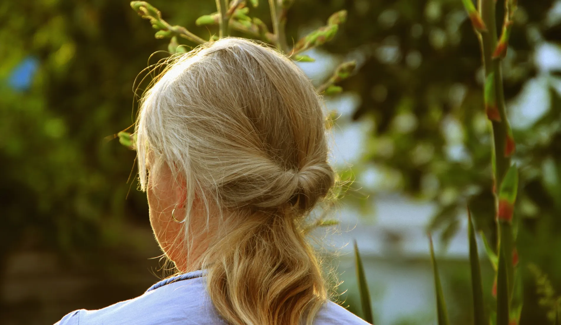 Femme de dos, l'air hagard. Ce qui illustre la tristesse après l'annonce d'un cancer de l'utérus.
